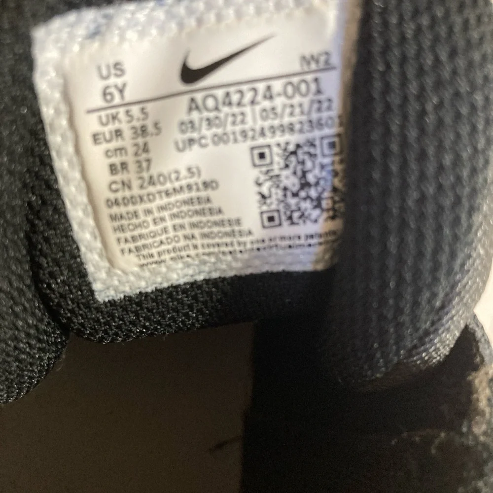 Nike Youth Team hustle Black Athletic Sneakers Size 6Y